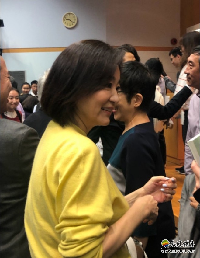 林青霞现身港大听龙应台讲座：台下与学生交流有亲和力！嘟嘴卖萌俏皮