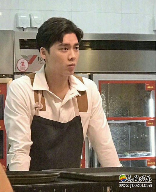 网友杭州某饭馆偶遇李易峰：身穿围裙站在厨房亲自下厨做饭，有模有样
