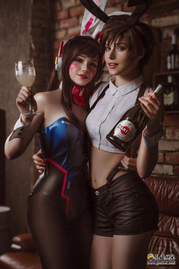 俄罗斯两位小姐姐COS《守望先锋》猎空和D.va：充满百合气息长腿CP
