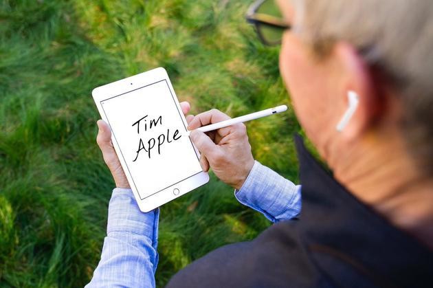苹果CEO蒂姆·库克在升级版iPad Mini画第二代AirPods图片被网友恶搞