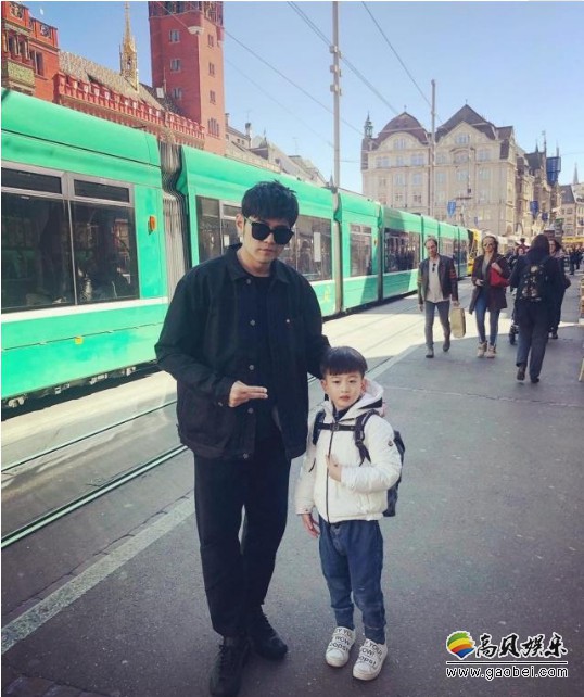 网友偶遇周杰伦和他合影：周董身穿牛仔外套戴墨镜与路人小朋友合照