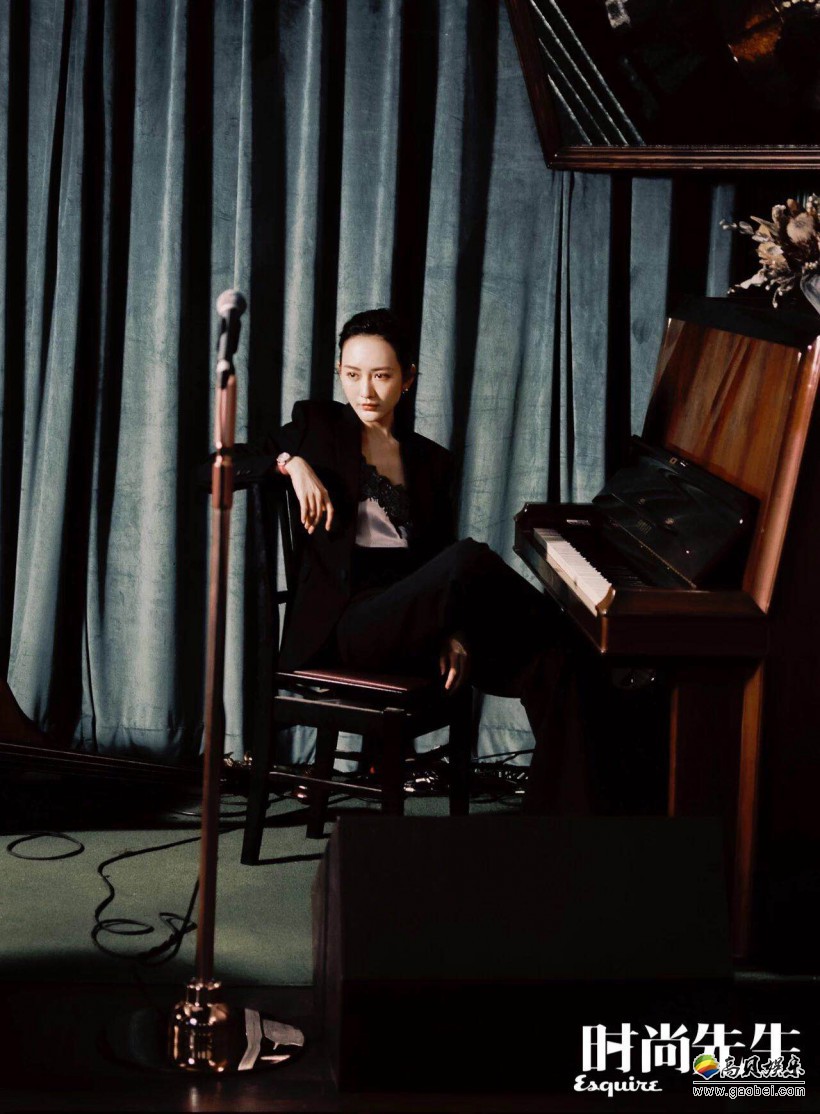 王鸥为《时尚先生》拍摄胶片复古大片：一袭露背长裙，尽显姣好身材