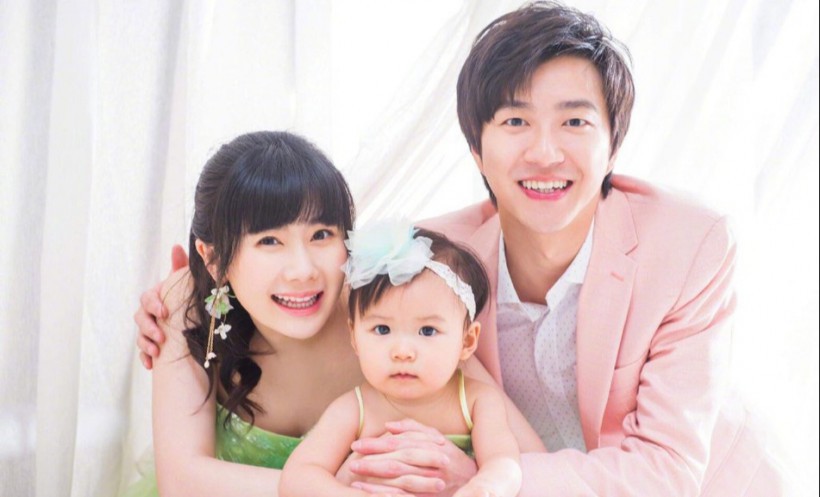 福原爱微博晒出与老公和女儿拍摄孕期全家福写真照：一家三口比心合影