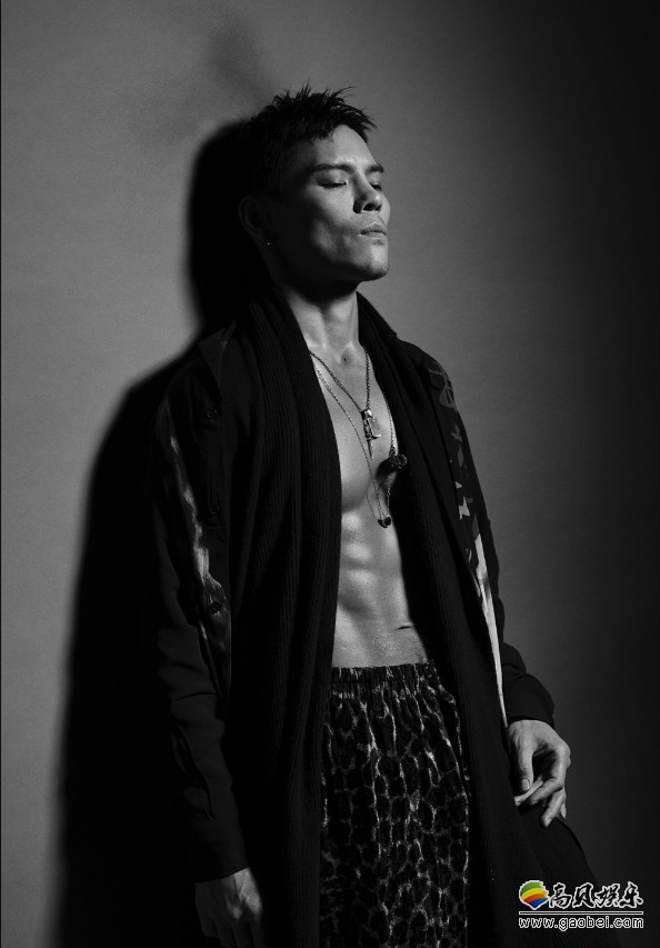 演员向佐微博晒出一组最新功夫写真照:硬桥硬马的功夫动作定格型格瞬间 演员向佐微博晒出一组最新功夫写真照:硬桥硬马的功夫动作定格型格瞬间