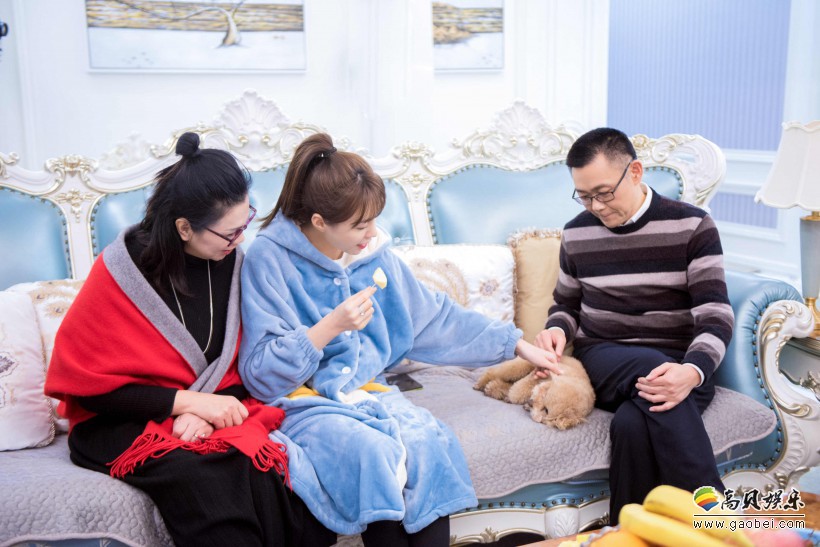 《女儿们的恋爱》官方发布一组照片：展现沈梦辰在家中与爸妈相处的日常