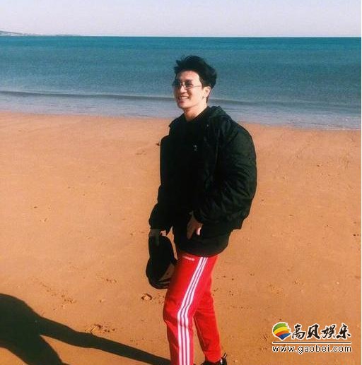 苏有朋晒出自拍照：当他摘下帽子以后，大概是因为海风太大，直接炸毛