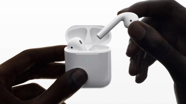 外媒已经拿到第二代AirPods新耳机：看看它与第一代AirPods有什么不同