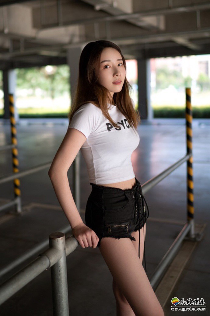 美女白T恤搭配黑热裤：皮肤雪白美腿超长！运动休闲装扮散发性感之美