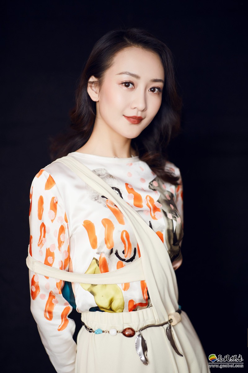 王鸥现身新剧《推手》开播发布会：低眉浅笑气质出众，舒适示范春日穿搭