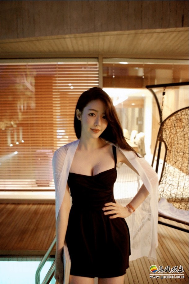 小姐姐棕色长发黑色吊带连衣裙：裙子收腰设计让小蛮腰看起来十分迷人