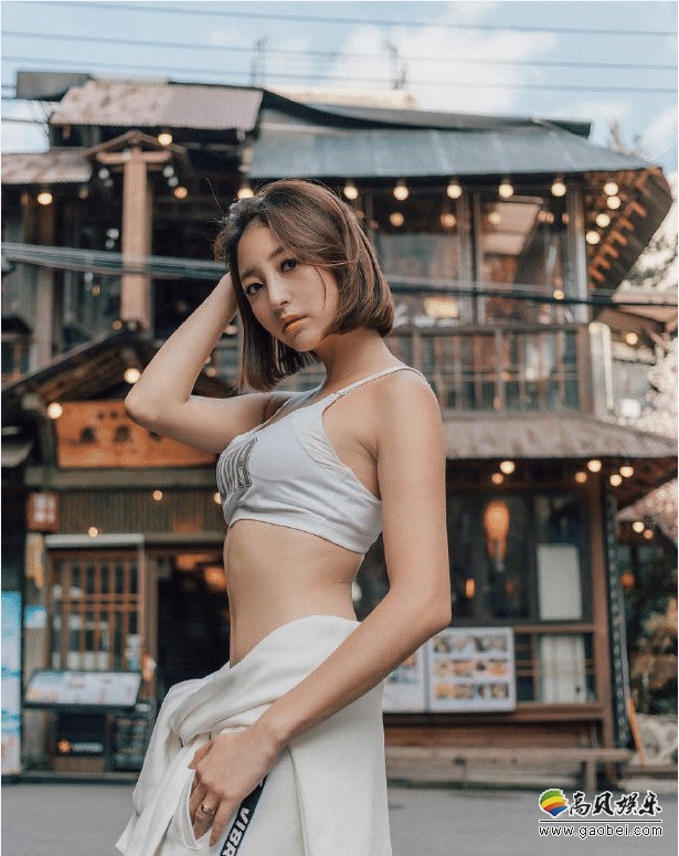 小姐姐喜欢运动健身：穿上一件白色运动背心，露出性感的腰线＋马甲线
