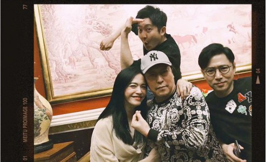 高鑫、姚晨微博晒出《都挺好》剧组聚餐照：主创人员都在场！搞怪合影