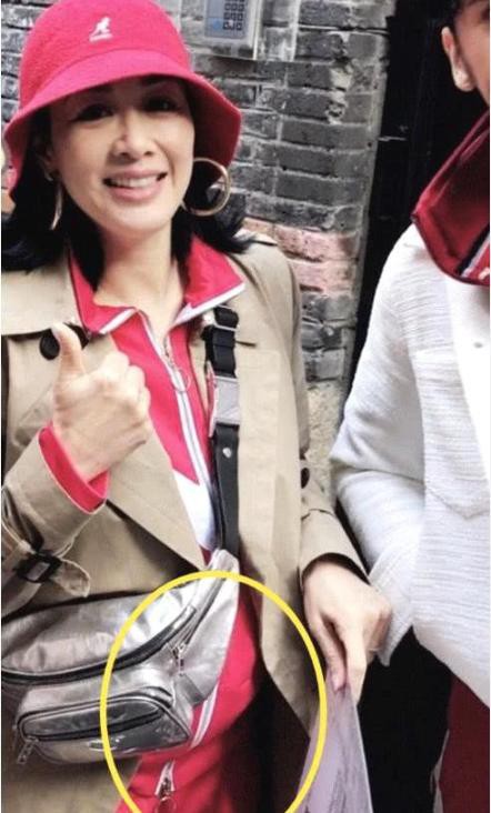 网友上海偶遇钟丽缇和张伦硕：钟丽缇用挎包遮住肚子，能看出腹部隆起