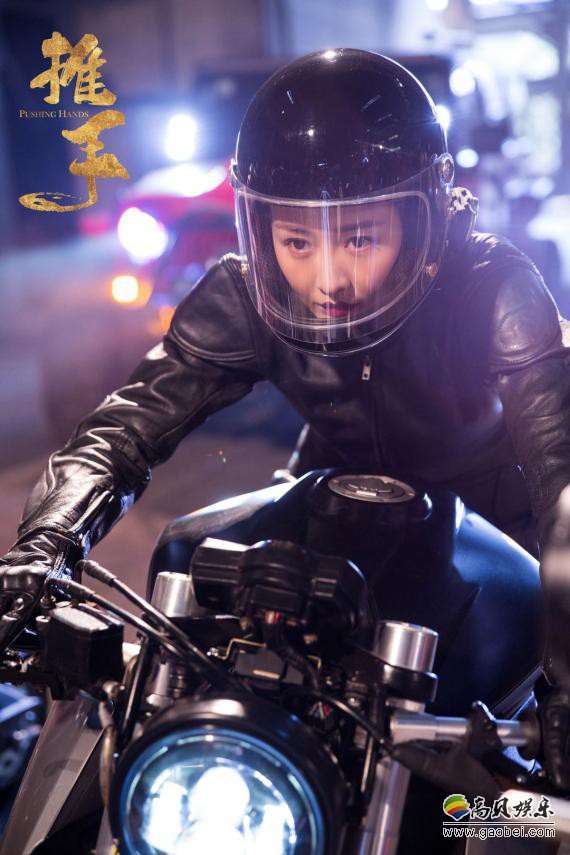 王鸥主演新剧《推手》正在热播：帅气飙车！时尚满分堪称职场精英示范