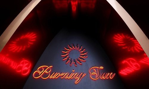 胜利曾经参与经营的夜店Burning Sun近日被查出曾雇佣未成年人