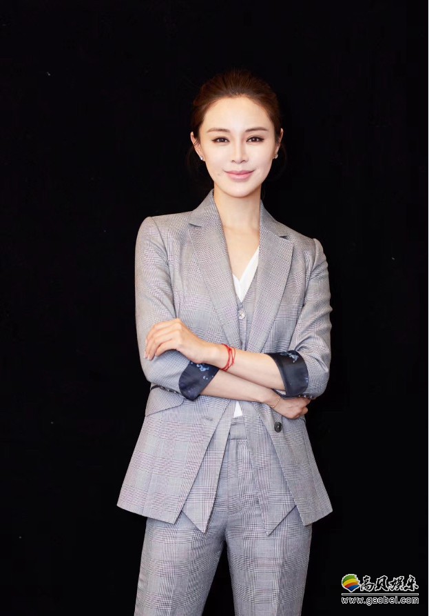 关悦获邀出席座谈会活动：格纹西服套装搭配清爽马尾，获得公益表彰奖