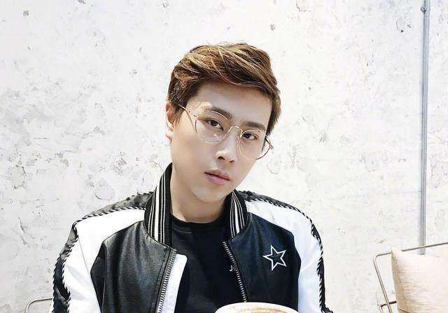 卢本伟16个月没有发布任何微博：清明节前夕突然更新微博！或有新动作