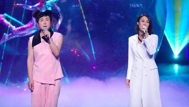 沈腾身穿粉衣，梳着王菲同款发型：与那英合唱《相约九八》！画面搞笑