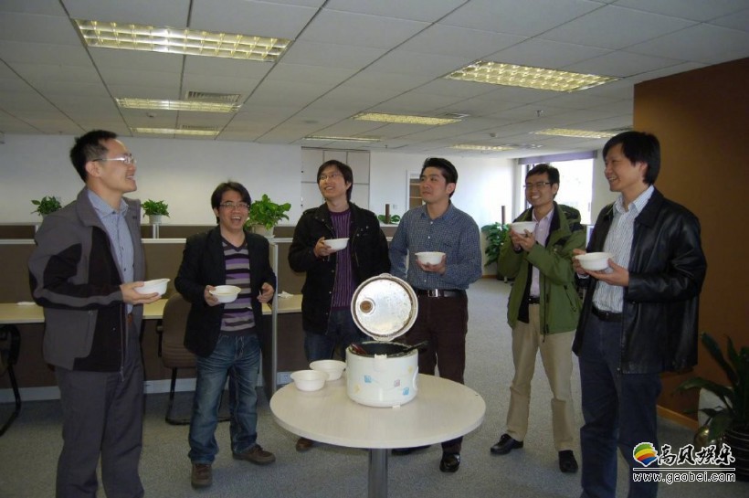 小米公司王腾微博庆祝小米九周年生日：晒出当初员工喝粥照片以示纪念