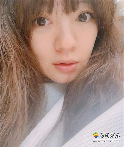 安以轩微博晒出刘海直发新发型：造型少女感十足，与老公合照充满甜蜜