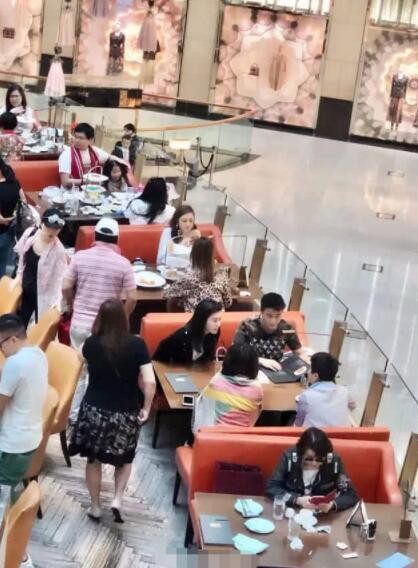 何猷君与奚梦瑶两人现身香港：有网友在商场里的开放式餐厅偶遇了他们