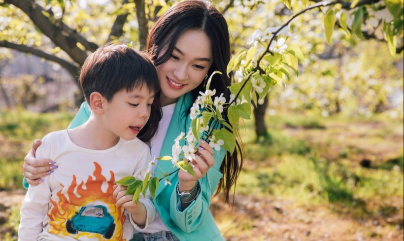 演员霍思燕携儿子嗯哼共同参加湖北省宣恩县“梨花观赏活动”亲子春游