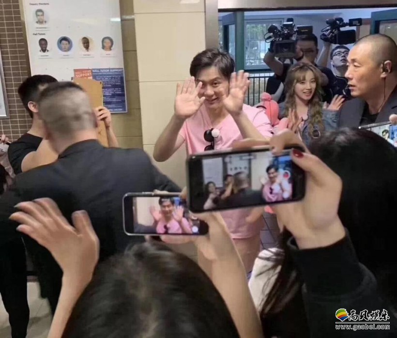 幸运网友宁波偶遇到李晨身着粉衣现身街头：亲切的和粉丝们挥手打招呼