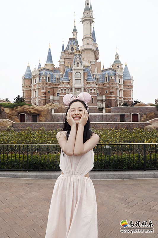 江一燕迪士尼童趣美图：身穿淡粉色连衣裙，黑色长发配上粉色米妮头箍