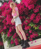 泫雅晒出一组在加州的游客照  露出又白又长的美腿