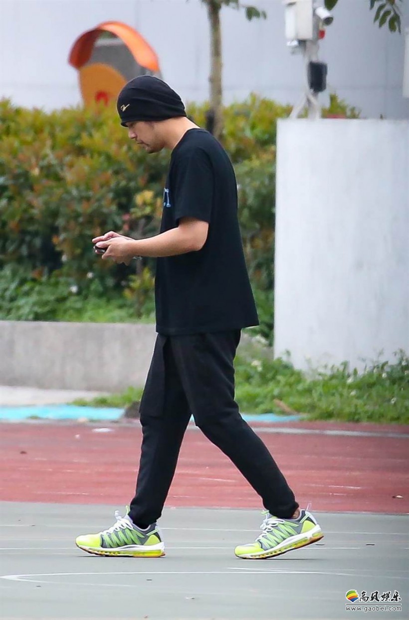 据台媒报道：周杰伦现身台北某小学！为监制电影《叱吒风云》补拍画面
