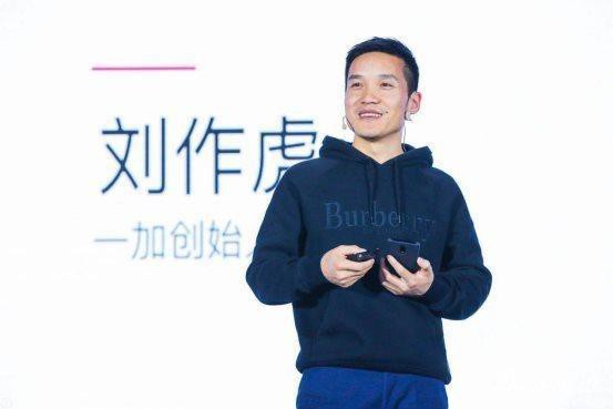 一加创始人兼CEO刘作虎微博评价了目前市面上流行的玻璃机身渐变色设计