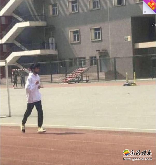 网友晒出偶遇王俊凯操场跑步照片：身穿白T少年感十足绕操场一圈圈跑