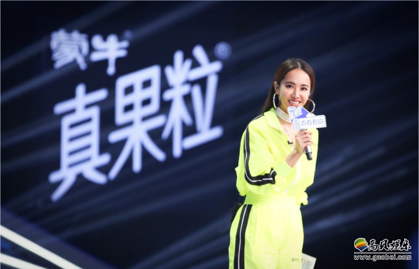 《青春有你》开启导师合作舞台：导师蔡依林以一身荧光黄运动服亮相舞台