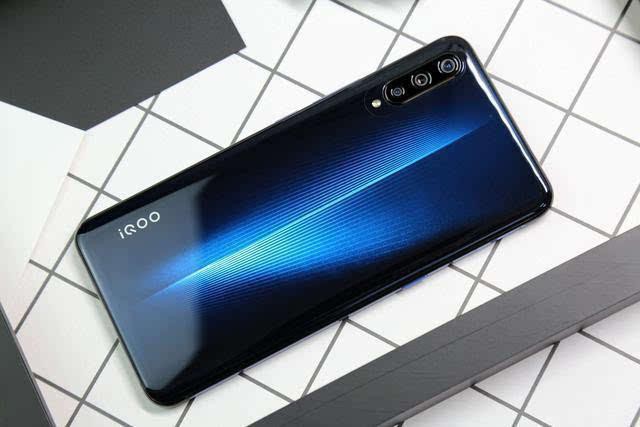 官方宣布全新配置iQOO手机12＋128G电光蓝版4月14日预约：售价3698
