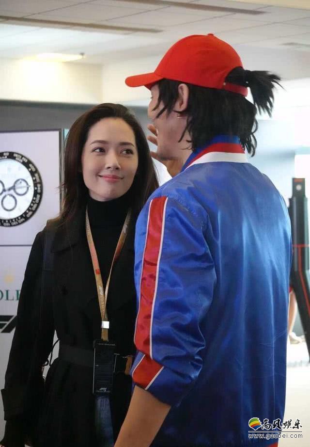 网友偶遇向佐带着郭碧婷观看F1比赛：牵手热聊似连体人，热恋状态太甜