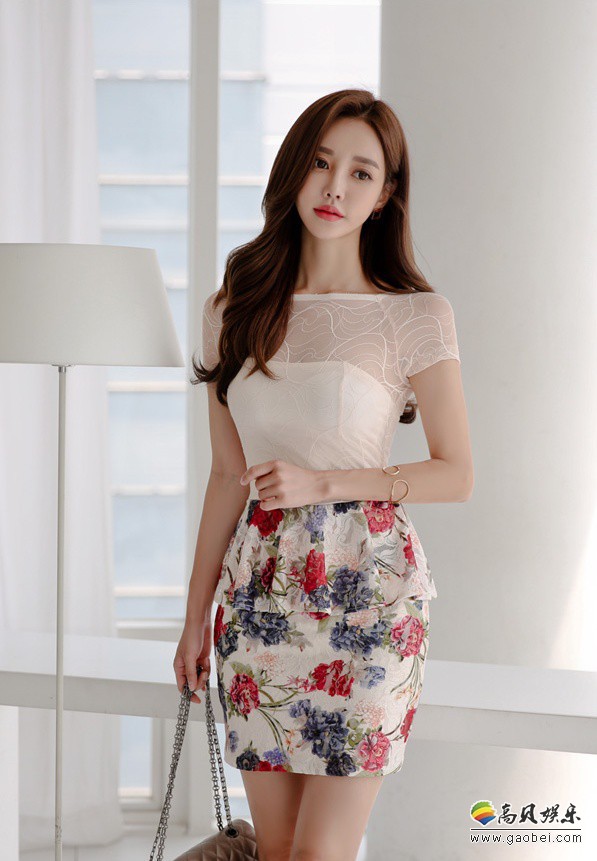 时尚美女穿搭大方得体：雪肤花貌，真是艳美绝伦，香艳夺目，秀色可餐