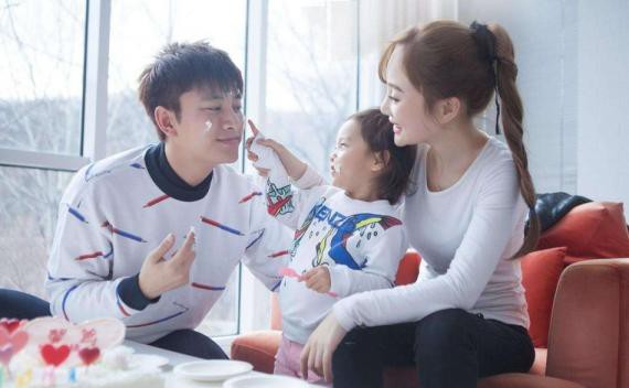 八卦媒体曝光贾乃亮、李小璐离婚协议书：随后李小璐工作人员予以否认