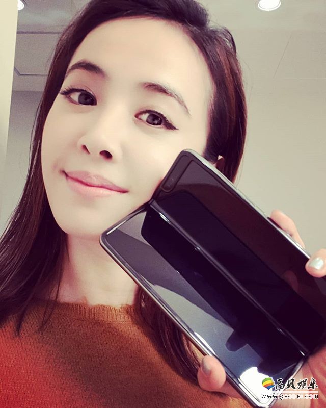 蔡依林晒出到手的三星可折叠屏手机Galaxy Fold：与新手机合影！美如画