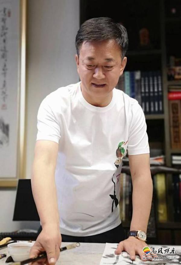 网友分享朱军近照：他与国画大家合作水墨画，穿着白色T恤，大肚腩抢镜