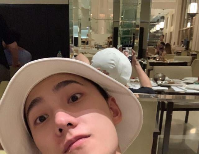 杨洋微博晒出自拍：他鼻子旁边长了一个痘痘，左下嘴角还疑似上火干裂