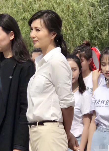 陈好微博分享近照：现在是中戏老师，画面中白衬衫出镜，气质知性干练