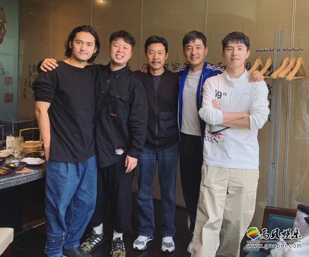 杜海涛晒出和袁弘、张丰毅、郭晓冬、刘昊然合影照：五人露出开心笑容