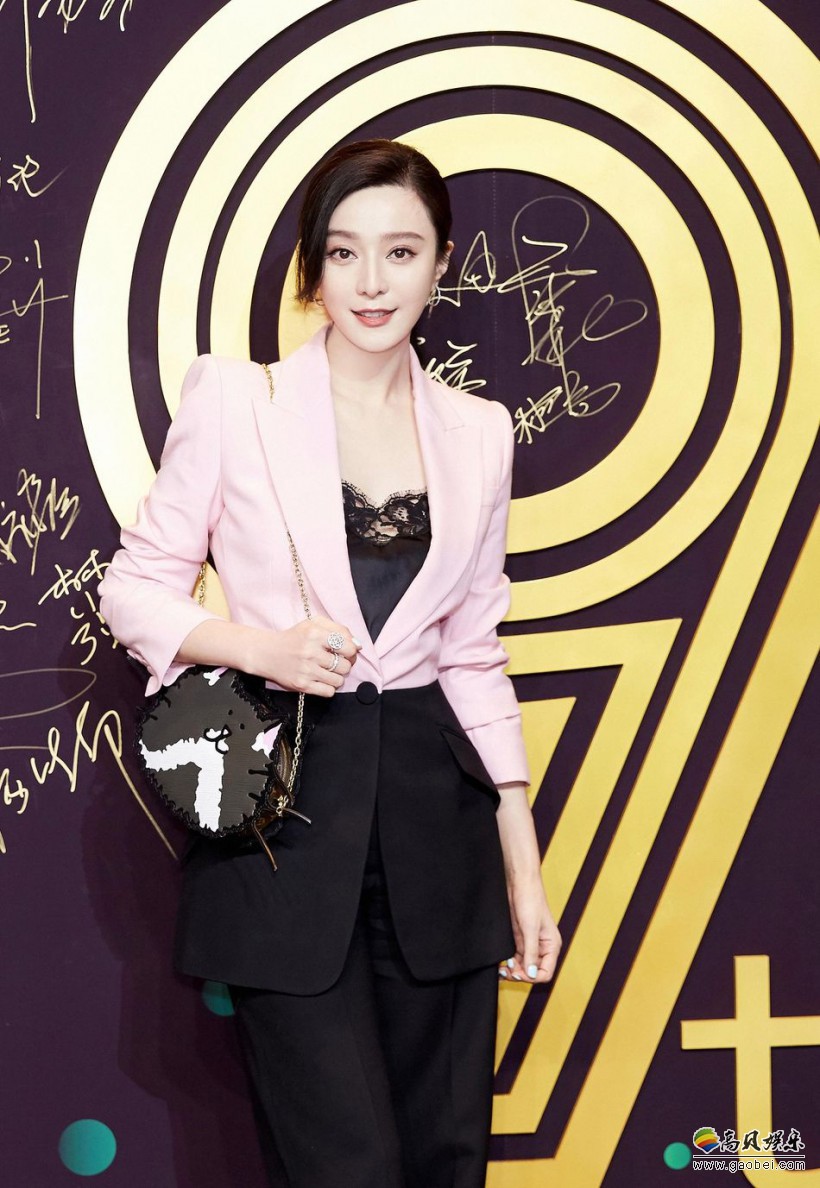 范冰冰亮相某平台周年庆红毯：身穿服饰为某品牌2019早秋系列全球首穿