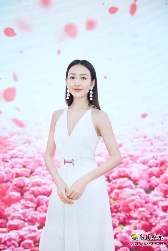 王鸥受邀出席某品牌展：白色深V百褶长裙亮相活动现场！尽显细腰长腿