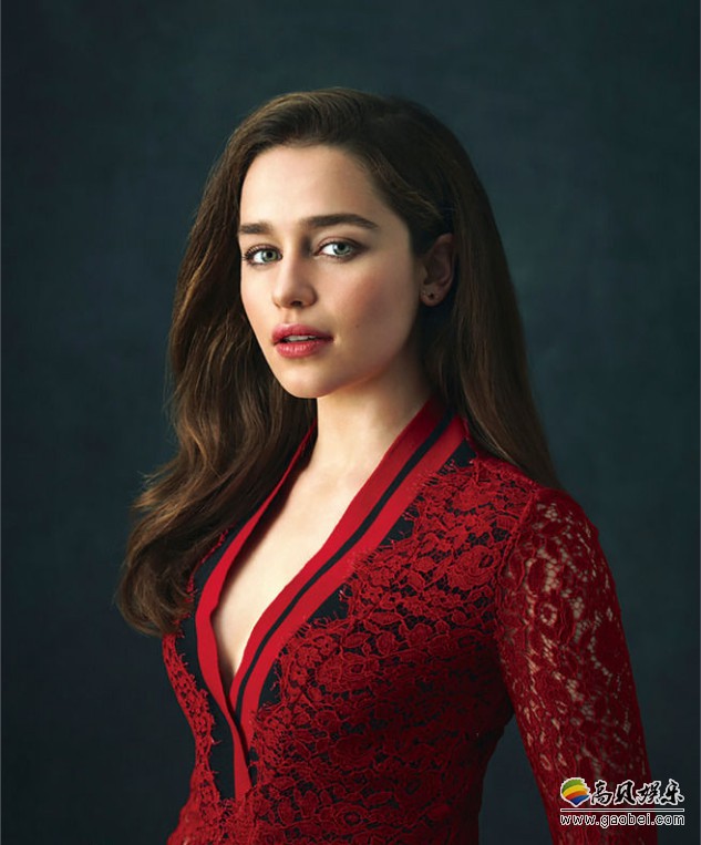 《权游》老菜新炒：全球身价最高！全裸出道的“龙妈”艾米莉亚·克拉克