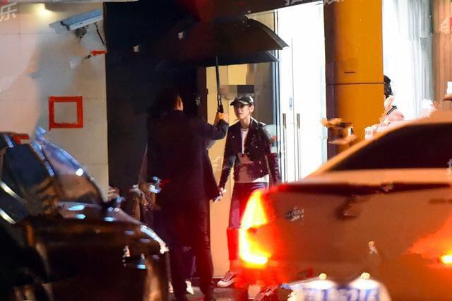 媒体晒出章泽天与友人现身北京按摩店照片：身穿黑色皮夹克＋白T牛仔裤