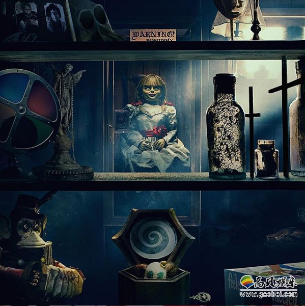 外媒曝光《安娜贝尔3：回家》独家剧照：Mary Ellen凝视鬼娃娃安娜贝尔