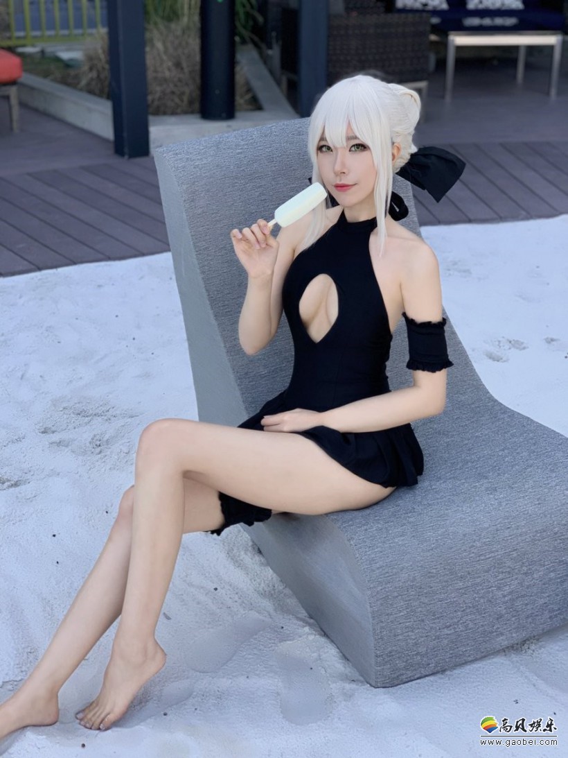 Sneaky女友COS《FGO》泳装黑Saber：火辣身材曲线无敌！艳福不浅
