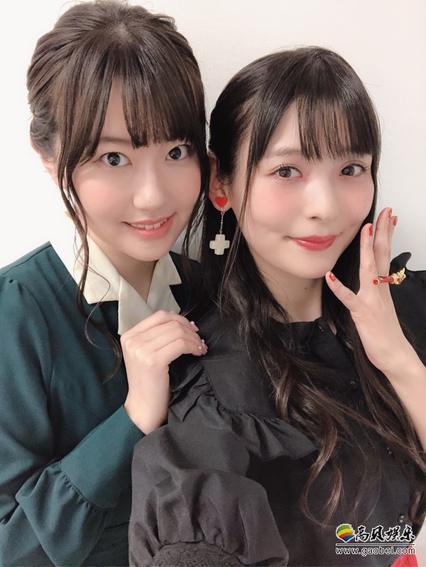 知名声优上坂堇和闺蜜三泽纱千香拍照互动：各种狂秀亲密互动超级养眼