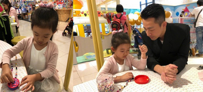 汪小菲晒出照片：女儿坐在桌子旁，看着她串手链，认真模样宛如小公主